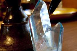 水晶なので、透明です。