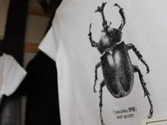 昆虫のイラスト入りTシャツ2