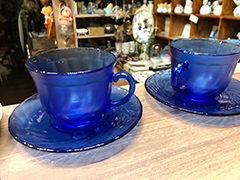 フランス製の青い硝子製ヴィンテージカップ&ソーサー