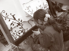 外壁を描くasako mizusawaさん